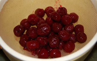 проціджуємо вишневе варення