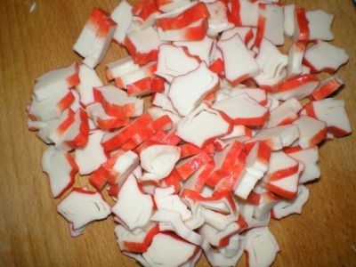 Нарізаємо крабові палички на кільця