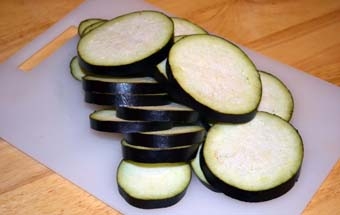нарізаємо баклажани кільцями