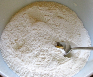 перемішуємо борошно з розпушувачем