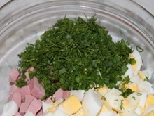 Подрібнену зелень викладаємо в салатницю