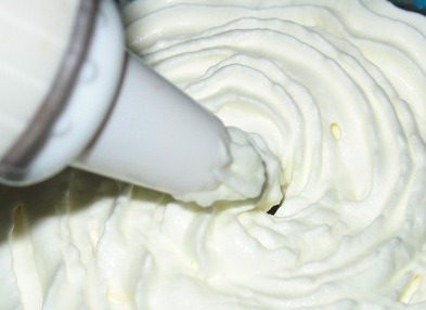 покриваємо поверхню напою вершками