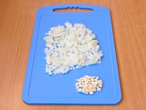 нарізаємо цибулю з часником