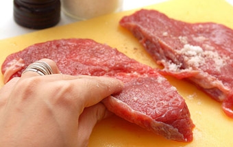 натираємо яловичину сіллю і перцем