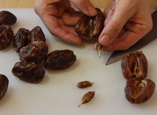 кісточки фініків