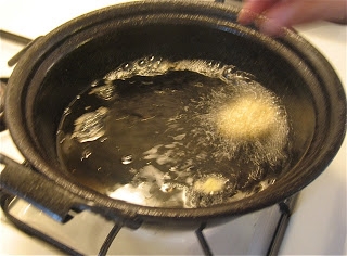 обсмажуємо гриби у фритюрі