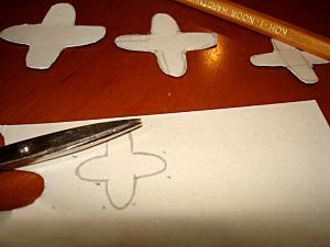 Вирізаємо форми для шоколадних гілочок ялинки