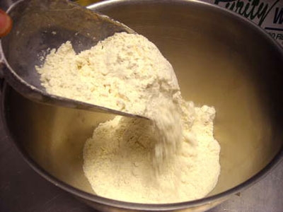 борошно в мисці