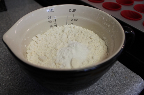 змішуємо борошно, сіль і соду