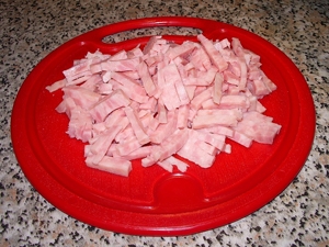 Нарізаємо соломкою шинку