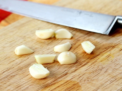 нарізаємо часник на половинки