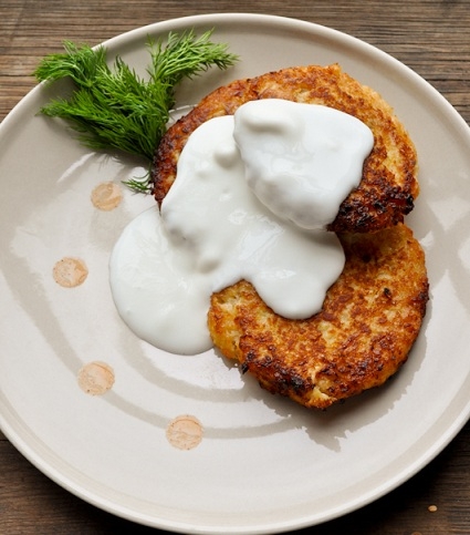 Сметана і зелень - чудово підкреслять смак капустяних котлет