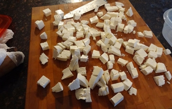 нарізаємо на шматочки сир фета