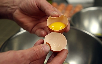 відокремлюємо жовток від білка