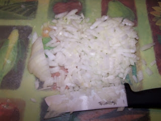 дрібно рубаємо цибулю