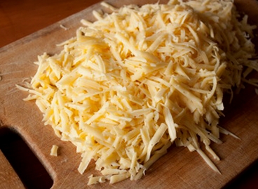 Подрібнюємо сир твердий