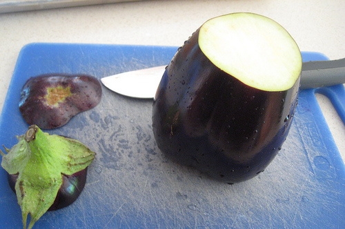 обрізаємо хвостики у баклажан