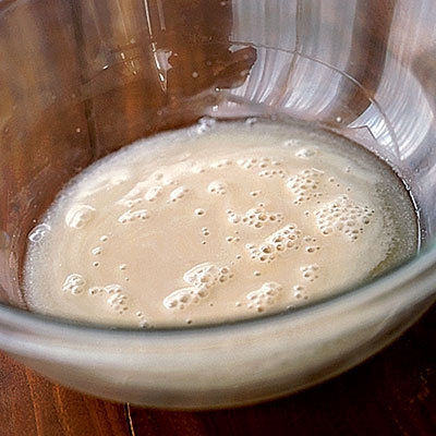 заливаємо водою дріжджі