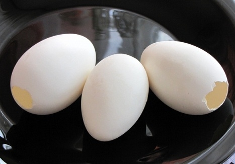 Акуратно вирізаємо отвір в шкаралупі