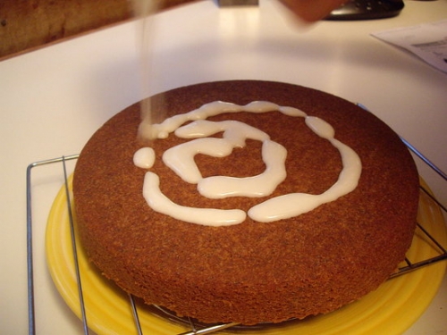 заливаємо пиріг глазур'ю