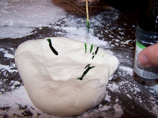 мастика у фарбі