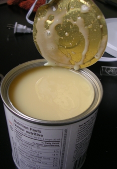 відкриваємо банку зі згущеним молоком