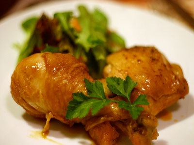 курка тушкована в пиві