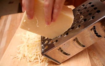 натираємо сир на тертці