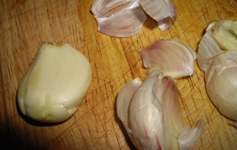 очищаємо часник від лушпиння