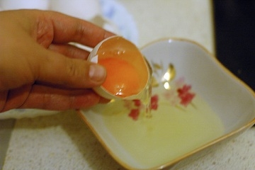 Відокремлюємо жовтки