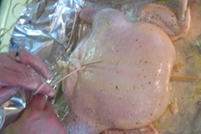 зашиваємо нижнє отвір курки ниткою