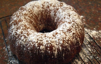 посипаємо лимонний пиріг з маком цукровою пудрою