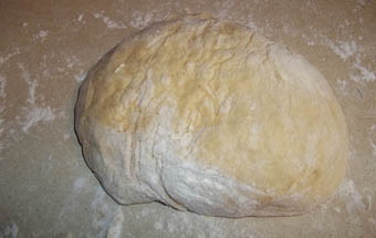викладаємо тісто на кухонний стіл
