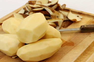 Очищаємо картоплю від шкірки