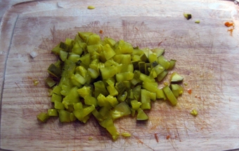 подрібнюємо мариновані огірки