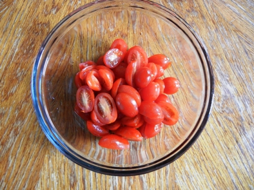 нарізаємо помідори черрі