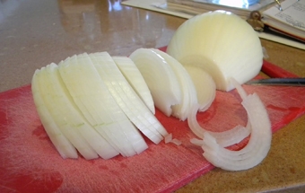 нарізаємо цибулю півкільцями