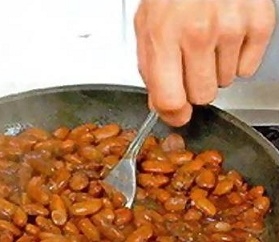 Розминаємо квасоля виделкою