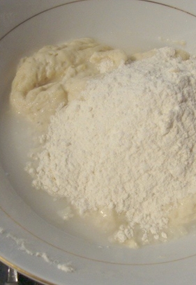 В опару додаємо всі інші інгредієнти