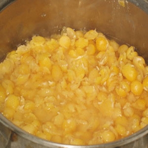 горохова каша в каструлі