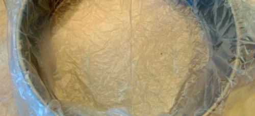 застеляємо форму харчовою плівкою