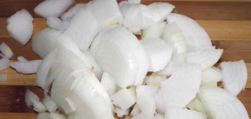 нарізаємо цибулю, моркву і перець