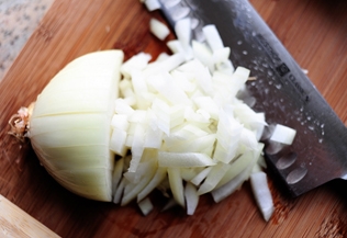 дрібно рубаємо цибулю