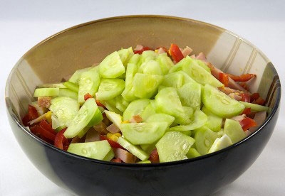 огірок і перець в тарілці