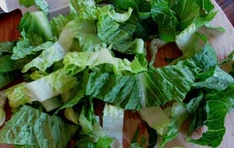 подрібнюємо салатні листя