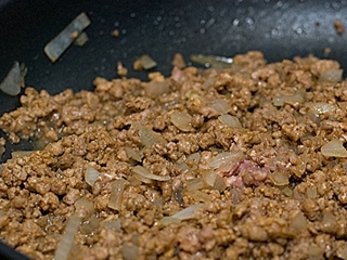 смажимо м'ясний фарш з цибулею