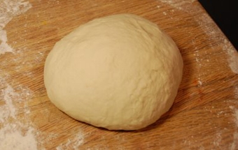 викладаємо тісто на кухонний стіл
