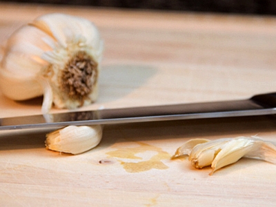 видаляємо з лушпиння часнику