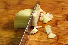 дрібно рубаємо цибулю