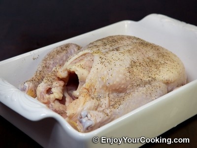 натираємо курку сіллю і спеціями